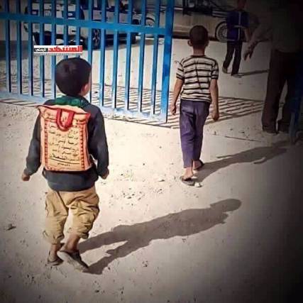 صحيفة عربية تنشر صورة لطفل يمني يكمل تعليمه بكيس أرز