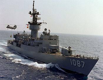سفينة حربية روسية تجري تدريبات وإستطلاعات في خليج عدن