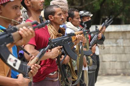 الحوثيون يهربون من الهزيمة في تعز الى تخريب المدينة 