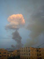 فيديو مفزع لتطاير الشظايا والصواريخ على حي نقم بالعاصمة صنعاء