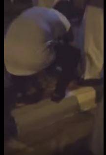 شاهد فيديو ... سعوديون يعتدون بالضرب على يمني حتى الموت
