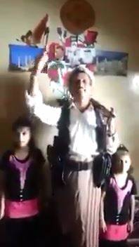 بالفيديو: نشيد (افخري يا تعز وزمجري يا مدافع) لمواطن من تعز مع طفلتيه