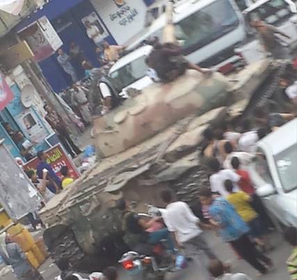 صور دبابة سيطرت عليها المقاومة بتعز اليوم في معاركها مع المتمردين