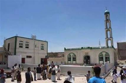 فيديو: المصلون يرغمون مسلح حوثي على النزول من منبر المسجد بعد تعرضه للإهانة