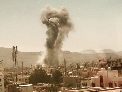 شاهد بالفيديو: لحظة قصف طيران التحالف العربي لمنزل الرئيس السابق اليوم بصنعاء