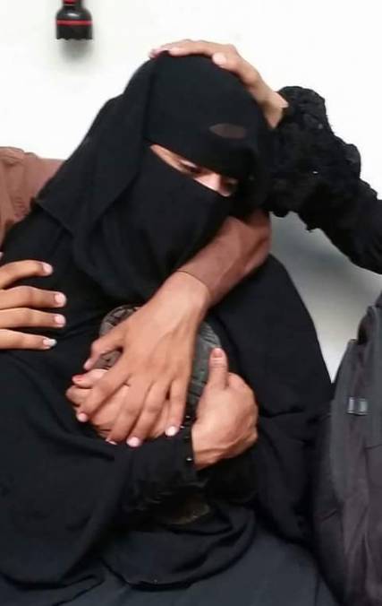 صورة .. ام شهيد سقط برصاص الحوثيين تحتضن حذاء ابنها 