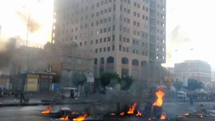 بالصور: اندلاع حريق ثاني في سوق سوداء بصنعاء خلال أقل من 24 ساعة