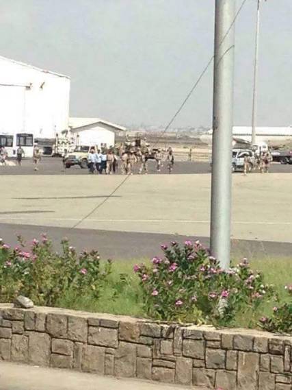 بالفيديو: مواطنون يتوافدون إلى مطار عدن عقب سيطرة الجيش عليه (تعديل)