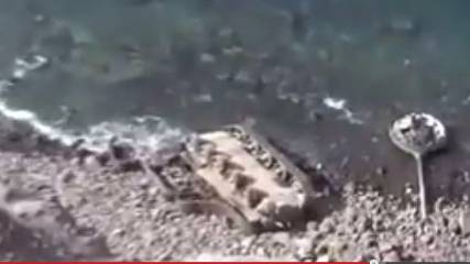 شاهد بالفيديو: انقلاب دبابة حوثية أثناء محاولتها الفرار من غارات بارجات التحالف في كريتر بعدن