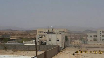 التحالف يستهدف منزل قائد محور عتق الموالي للحوثيين (صور)