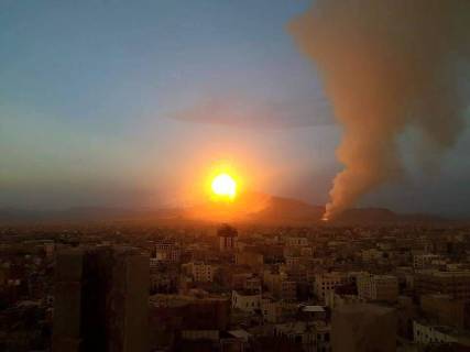 بالفيديو: لحظة قصف مخازن أسلحة جبل نقم أمس وارتفاع كرة نار هائلة