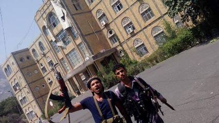 شاهد أولى صور المقاومة الشعبية أمام مبنى محافظة تعز بعد السيطرة عليه