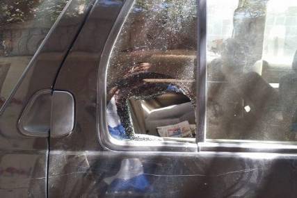"بالفيديو " عمال يمنيون يهشمون سيارة سعودي بالدمام 