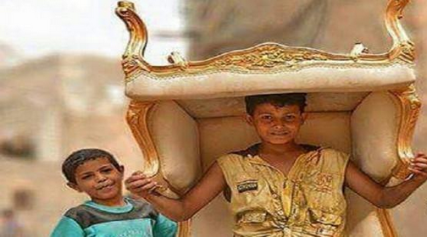 صورة.. الطفل اليمني الذي إقتحم عالم الشهرة بالكرسي الذهبي