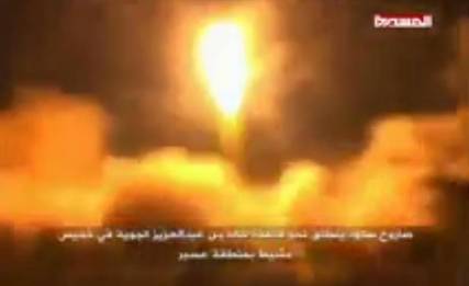  شاهد عملية إطلاق صاروخ "سكود" باتجاه الأراضي السعودية كما بثتها قناة "المسيرة"