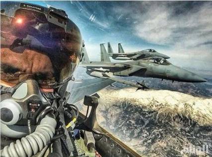 طيّار تركي يلتقط سيلفي مع مقاتلتي F15 سعوديتين