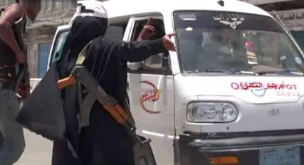 بالفيديو: أقوى سيدة في عدن تقاتل في صفوف المقاومة وتهدد الحوثيين وتصفهم باليهود