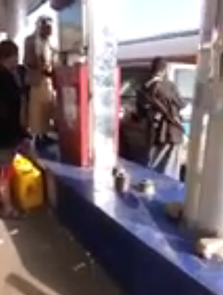 فيديو  جديد يوثق نهب مسلحي  الحوثي  للبترول من محطة مخصصة للنساء بصنعاء