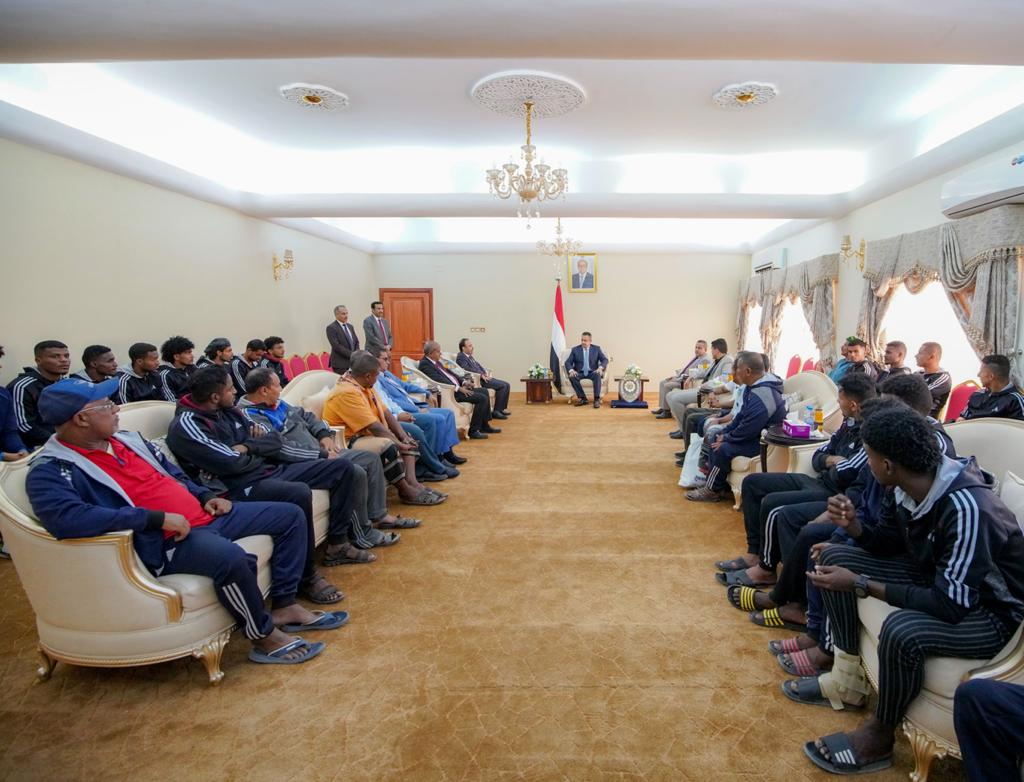 رئيس الوزراء يكرم نادي فحمان بطل دوري الدرجة الأولى لكرة القدم