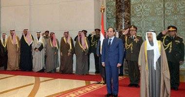 الرئيس المصري يصل للكويت، وتطورات الشأن اليمني على قائمة الزيارة.