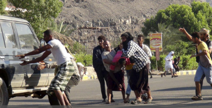 "الصليب الأحمر" تتهم مليشيات الحوثي وصالح باستهداف فرقها