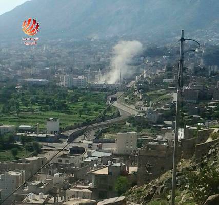 طيران التحالف يستهدف الحوثيين في "الوازعية" بعد ساعات من سيطرتهم عليها وأنباء عن مقتل العشرات