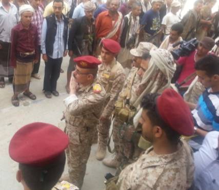 الرئيس هادي ونائبه يهنئان رئيس المجلس العسكري بتعز بالإنتصارات على الانقلابيين