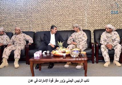 بحاح يزور مقر قيادة القوات الإماراتية في عدن