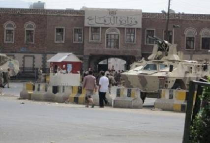 صحيفة يمنية: "الحوثيون" يمنعون رئيس الأركان الجديد من دخول مكتبه