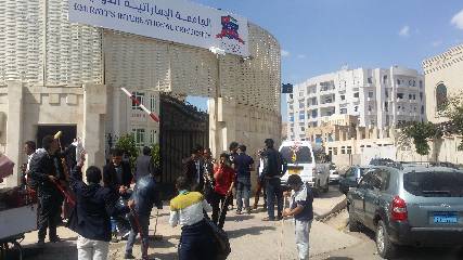 طلاب الجامعة الإماراتية بصنعاء يشاركون في حملة بيئة أجمل