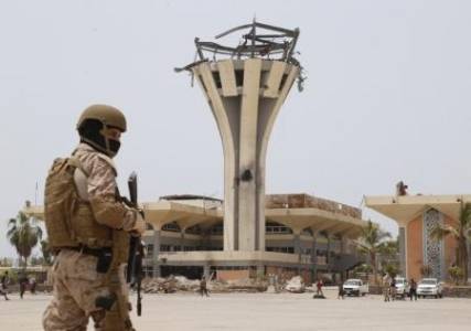 مسؤولون: القوات اليمنية سيطرت على مواقع للحوثيين على مشارف عدن
