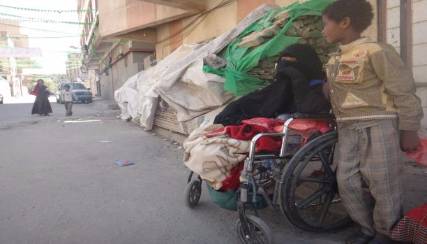 الحرب تدفع نساء وأطفالاً يمنيين إلى التسوّل