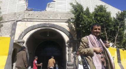 صحفي يكشف عن تحويل منزل اللواء علي محسن إلى سجن تابع للحوثيين