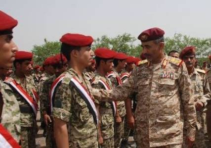 وزير الدفاع يجدد رفضه تدخل الحوثيين بالشؤون الأمنية ويدعو الجيش للتوحد