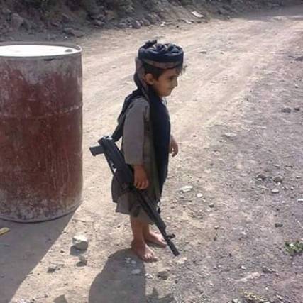 حامل البندقية..الفقر يدفع أطفال اليمن إلى التجنيد