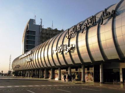 وصول مستشاري الرئيس اليمني لمطار القاهرة
