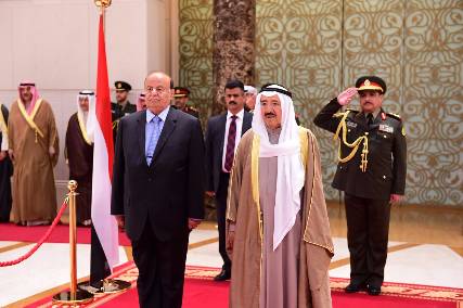 الرئيس هادي يلتقي وزيرا الدفاع والداخلية الكويتيين ويطلعهما على مستجدات الوضع في اليمن