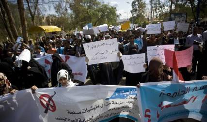 أول هزيمة للحوثيين في صنعاء ..الطلاب يجبرون مسلحي الجماعة على مغادرة الجامعة