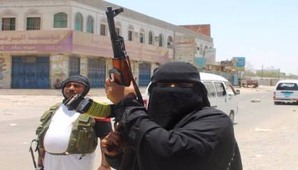 نساء مأرب يحملن السلاح في مواجهة الحوثيين