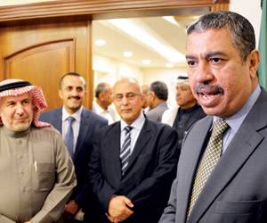 محلل سياسي يمني ينقل مبررات الحكومة إقالة بحاح ويتسائل عن سبب تعيينه مستشار