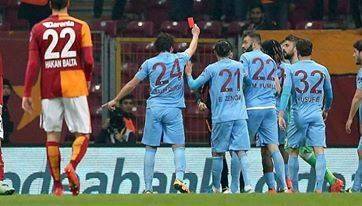 لاعب يشهر الكارت الأحمر في وجه الحكم