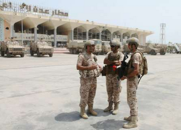 عبور عشرات الاليات العسكرية من السعودية إلى اليمن