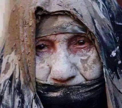 تعرف على مصدر أشهر صور يتداولها الحوثيون على أنها من آثار قصف طيران التحالف
