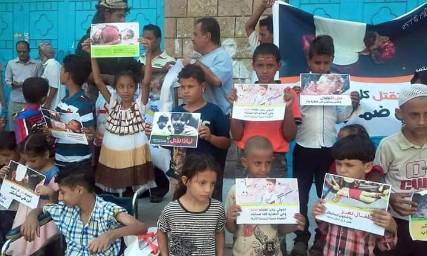 أطفال تعز يطالبون بوقف الجرائم ضد الطفولة بعد مقتل وإصابة 800 منهم بنيران الحوثي وصالح