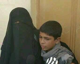 المقاومة الشعبية تسلم طفل أسير قاتل مع الحوثيين في تعز إلى أسرته