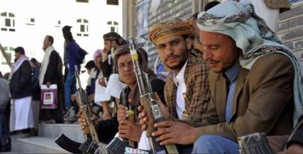 الحوثيون يواجهون الأزمة المالية التي تعصف بهم بفرض مبالغ مالية على المواطنين وابتزاز أسر المختطفين