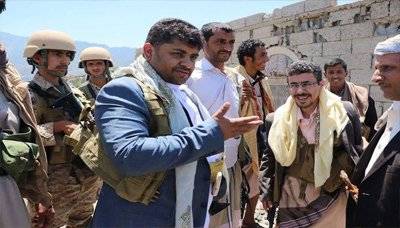 محمد علي الحوثي يزور مواقع مليشياته بتعز "صورة"