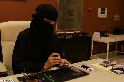 33 الف سعودي وسعودية يستعدون لبيع الجوالات بعداقتصار المهنة على المواطنين