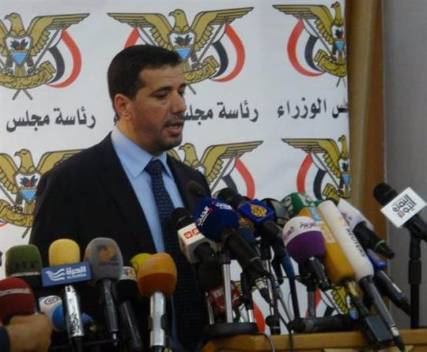المتحدث باسم الحكومة يكشف سبب تأخر وفد الحوثي وصالح في الوصول إلى الكويت
