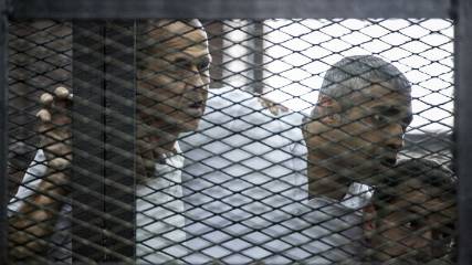 القضاء المصري يأمر بإجراء محاكمة جديدة لصحافيي "الجزيرة" الثلاثة